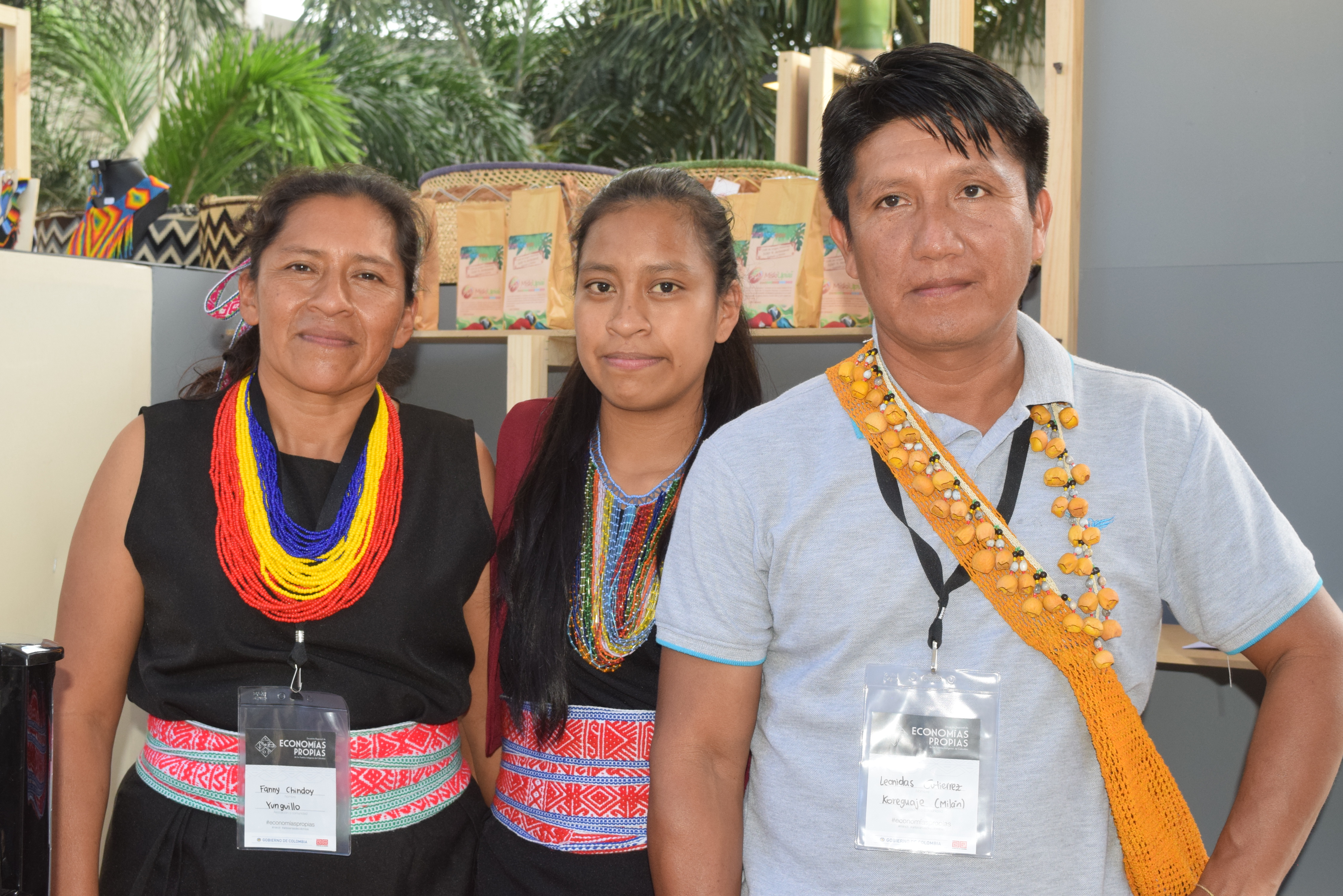 Fanny Chindoy y Marta Liliana Garreta Chindoy  de la comunidad indígena Yunguillo junto a  Leónidas Gutiérrez Koreguaje  de la comunidad Milán.
